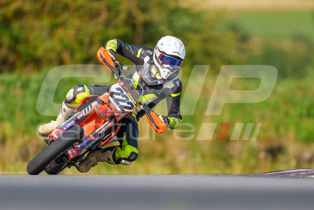 SuperMoto_Staatsmeisterschaft_Fuglau-355 | GRIPcapture steht für authentische Sportfotografie in Österreich – für Momente, die mehr sind als Geschwindigkeit oder Ergebnis. Es geht um Emotion, Spannung, Fokus und den Augenblick, der oft nur einen Wimpernschlag dauert.Ob Motorsport, Teamsport oder 