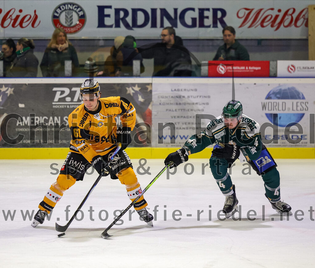 2025-11-02_068_TSV_Erding_gegen_EV_Fuessen | Erding, Deutschland, 02.11.2025:Eishockey, Oberliga Süd 2025 / 2026, 15. Spieltag, TSV Erding gegen EV Füssen, Endergebnis: 2:6Simon Boyko (EV Füssen, #61), Jesse Kauhanen (Erding Gladiators, #4)Foto: Christian Riedel / fotografie-riedel.net