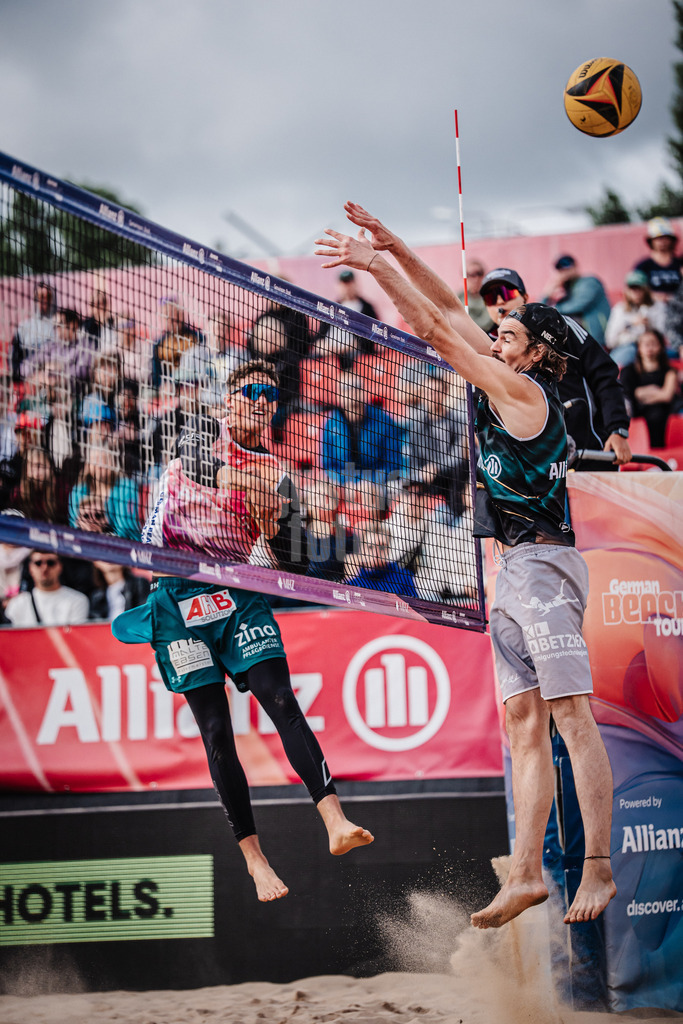 Beachvolleyball | Männer | Allianz German Beach Tour 2025 | Tourstop Berlin | 23.08.2025 | v.l. Hennes Nissen beim Angriff gegen Jannik Kühlborn