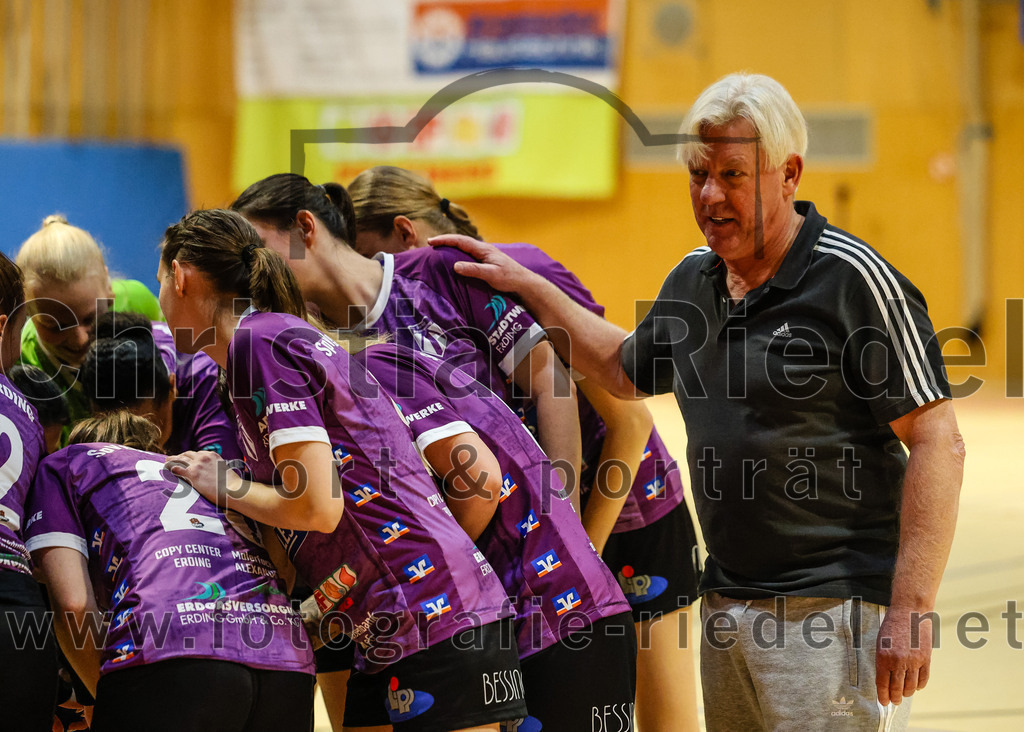 2024-02-10_016_SpVgg_Altenerding_gegen_SVA_Palzing | Erding, Deutschland, 10.02.2024:
Handball, Bezirksoberliga Frauen Altbayern 2023 / 2024, 14. Spieltag, SpVgg Altenerding gegen SVA Palzing, Endergebnis: 27:28

Trainer Lutz Augner (SpVgg Altenerding)

Foto: Christian Riedel / fotografie-riedel.net