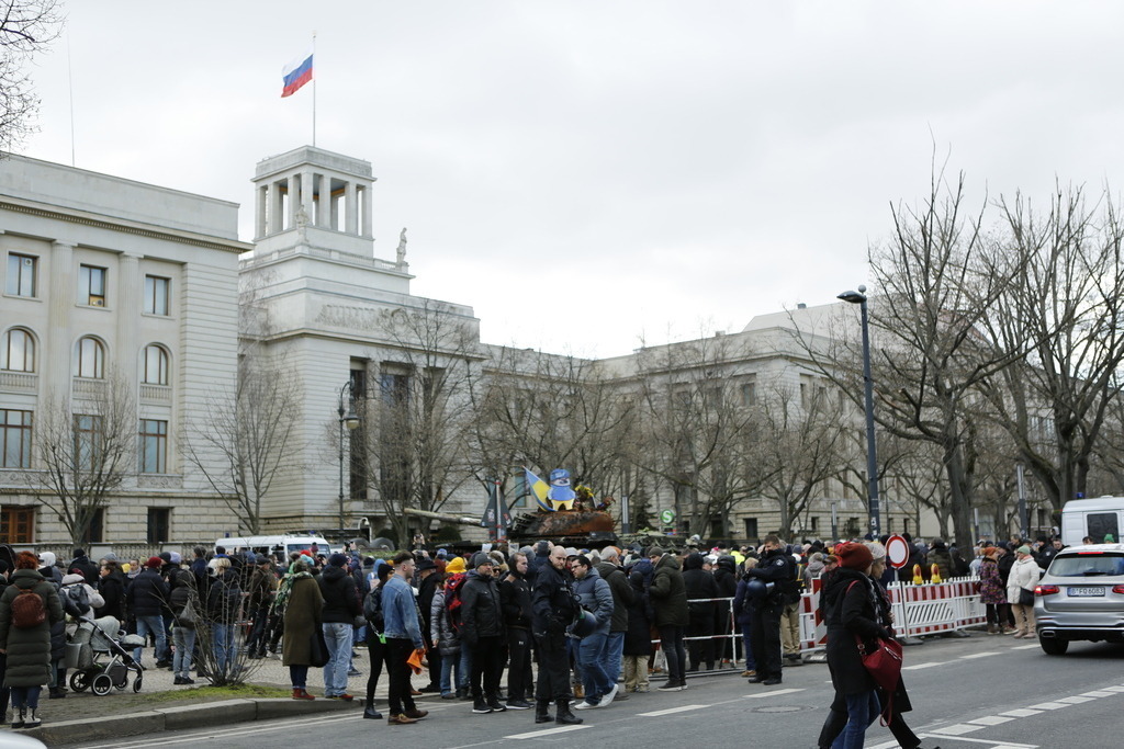 Deutschland: Panzerwrack aus der Ukraine vor der russischen Botschaft in Berlin | Deutschland, Berlin, 26.02.2023. Ein Panzerwrack steht seit dem Jahrestag des russischen Angriffs auf die Ukraine vor der russischen Botschaft in Berlin-Mitte. Der zerstörte Panzer vom Typ T-72 vor dem Gebäude Unter den Linden als Mahnmal gegen den Krieg stehen.