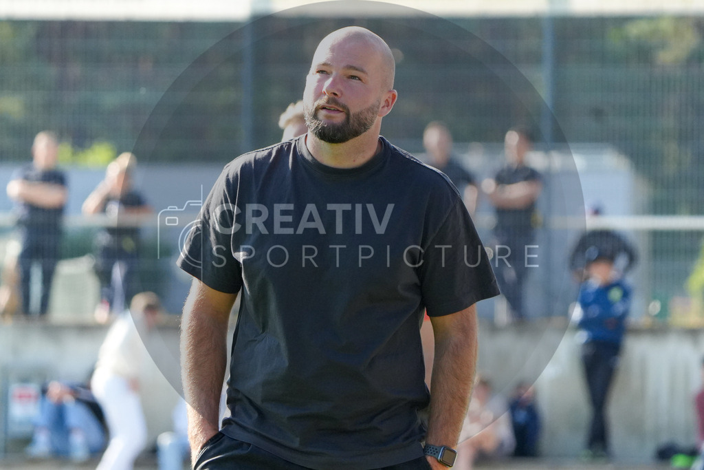 Fußball, Herren, Saison 2025/2026, Regionalliga Nordost, 10. Spieltag, FSV 63 Luckenwalde vs. BSG Chemie Leipzig, Samstag 27.09.2025, Werner-Seelenbinder-Stadion Luckenwalde, | Fußball, Herren, Saison 2025/2026, Regionalliga Nordost, 10. Spieltag, FSV 63 Luckenwalde vs. BSG Chemie Leipzig, Samstag 27.09.2025, Werner-Seelenbinder-Stadion Luckenwalde, Im Bild: Michael Braune (Cheftrainer Luckenwalde) - Realisiert mit Pictrs.com