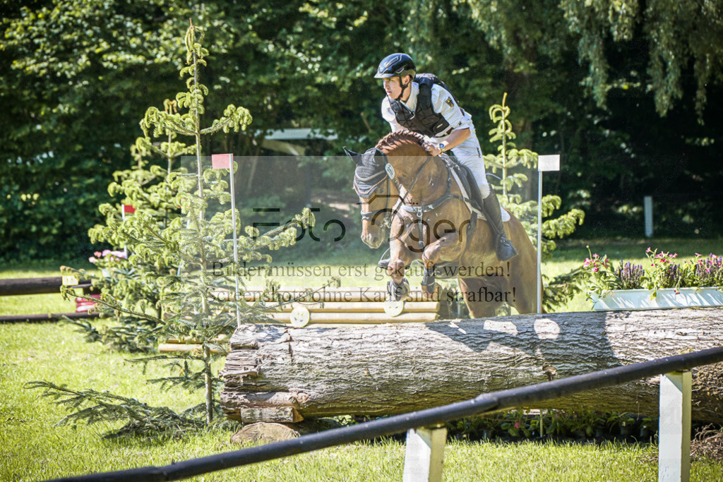 DOS_6849 | Entdecke hochwertige Reitturnierfotos von Foto Oger. Professionell, emotional und authentisch – jetzt Lieblingsmomente im Shop bestellen.Deutschlandweite Turnierfotografie. - Realisiert mit Pictrs.com