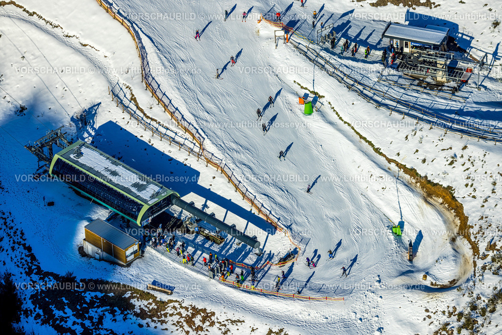 Winterberg230205670 | Luftbild, Skifahrer an winterlicher Talstation Schneewittchen 25, Winterberg, Sauerland, Nordrhein-Westfalen, Deutschland