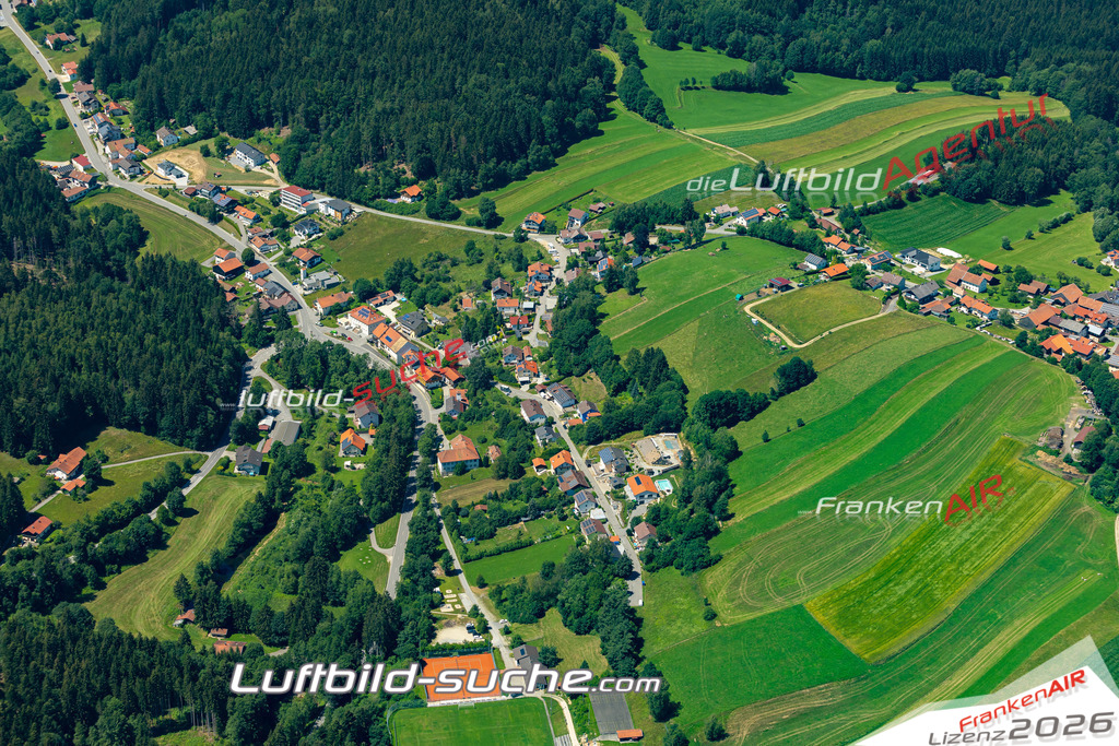 Aktuelles Luftbild von Hochbruck Bischofsmais - Die Luftaufnahme wurde 2022 mittels UL-Flugzeug erstellt ( keine Drohne ) - hochauflösende Kamera-Systeme von  Canon -Beste Qualität - Für grossformatige Ausdrucke geeignet. Die Geschenkidee !