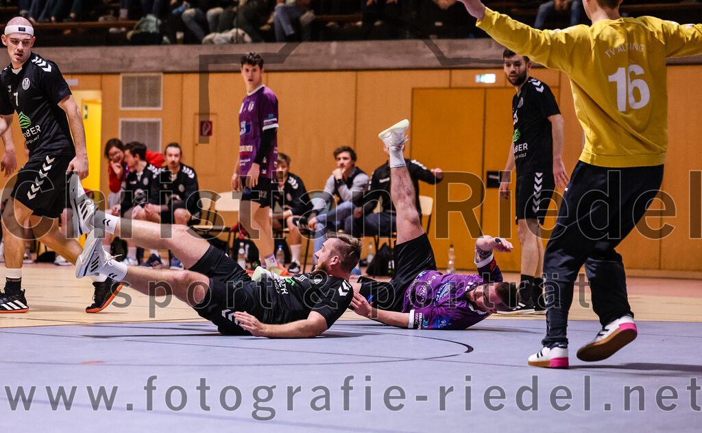 2024-11-09_041_SpVgg_Altenerding_gegen_TV_Altoetting | Erding, Deutschland, 09.11.2024:Handball, Bezirksoberliga Männer 2024 / 2025, 6. Spieltag, SpVgg Altenerding gegen TV Altötting, Endergebnis: 26:22Sebastian Forster (SpVgg Altenerding, #13), Manuel Stadler (TV Altötting, #16)Foto: Christian Riedel / fotografie-riedel.net