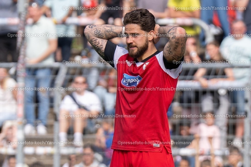 xydr05042501047 | 05.04.2025, xydrx, Fußball, Viktoria Köln - SpVgg Unterhaching , 3.Liga, Sportpark Höhenberg, Saison 2024 2025: Lex-Tyger Lobinger (Viktoria Köln #9) ärgert sich über eine vergebe Chance DFB regulations prohibit any use of photographs as image sequences and or quasi-video.