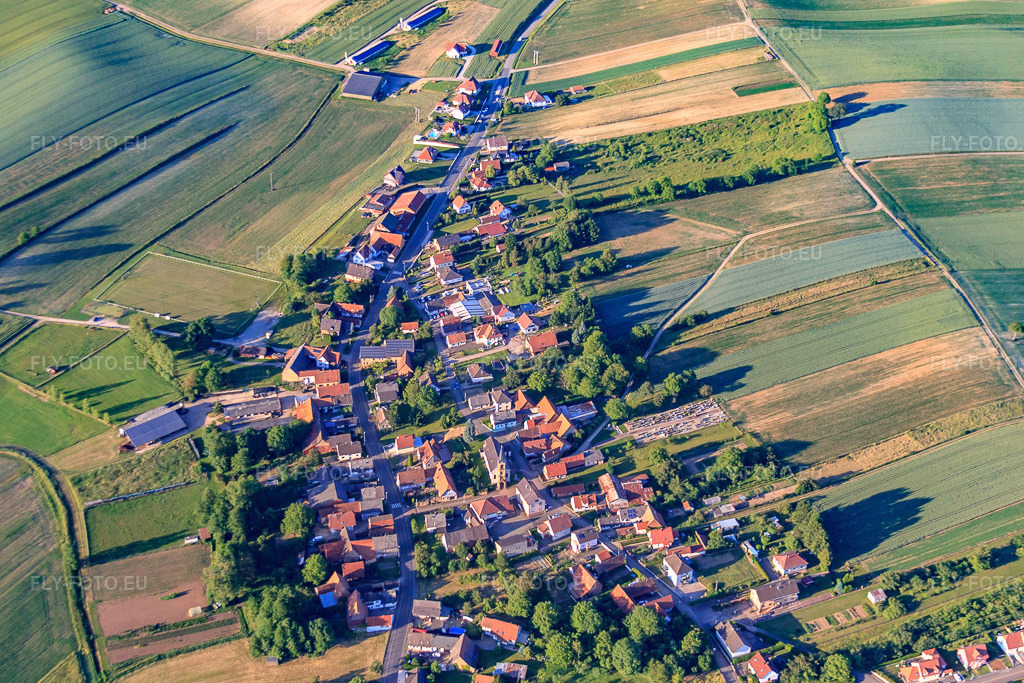 Vue aérienne: Vue d'ensemble du village depuis le sud-ouest à Siegen dans le département Bas Rhin, France – .Photo: IMG_66670.jpg prise le 05/06/2014 par Werner Riehm/FLY-FOTO.eu – Résolution de l'original: 4124 x 2749 px