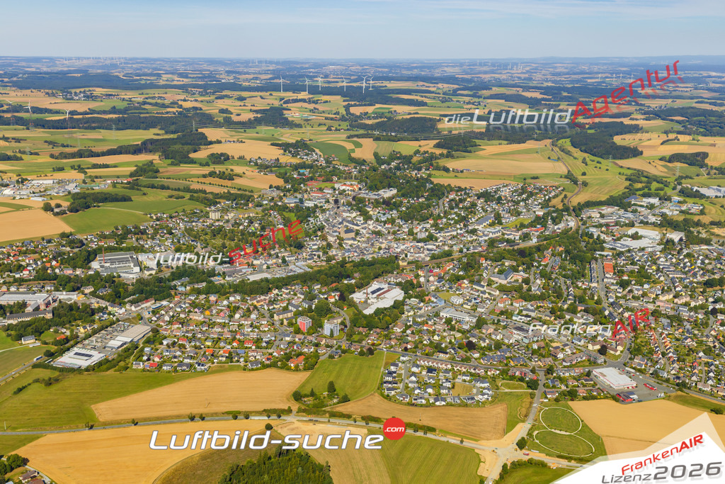 Luftaufnahme der Stadt Münchberg - Die Luftaufnahme wurde 2025 vom UL-Flugzeug heraus erstellt ( keine Drohne ) - Hochauflösende Luftaufnahme - für professionelle Ausdrucke geeignet. Die Geschenkidee !Mit Lizenz und Bildrechte bestellbar