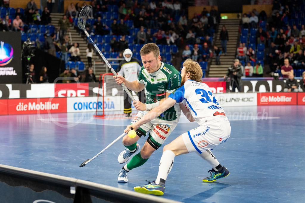 SV Wiler-Ersigen vs GC Unihockey - 23. April 2022 | SV Wiler-Ersigen vs GC Unihockey
Stimo Arena, Kloten
#21 Tatu Väänänen (SV Wiler-Ersigen) setzt sich gegen #32 Alan Strässle (GC Unihockey) durch.
Bild: Sportfotografie Markus Aeschimann | www.markus-aeschimann.ch - Realisiert mit Pictrs.com