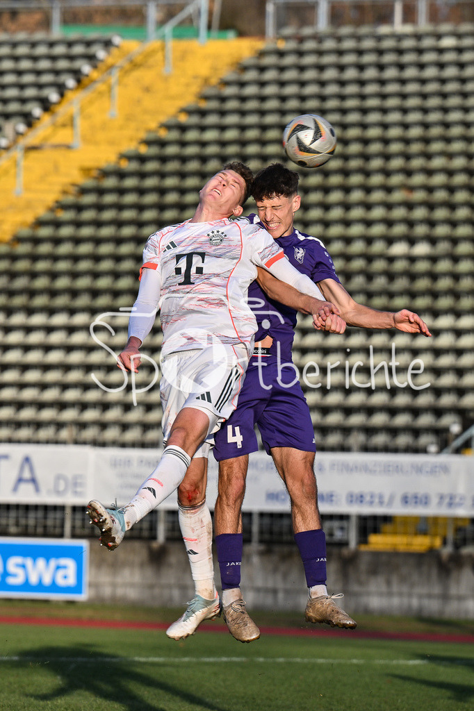 TSV Schwaben Augsburg - FC Bayern Amateure | AUGSBURG, GERMANY - 29. NOVEMBER: im Duell David HEINDL (FC Bayern München II 4)  und Odin REDIER (TSV Schwaben Augsburg 4) beim Ligaspiel zwischen dem TSV Schwaben Augsburg und den Amateuren des FC Bayern am 20. Spieltag der Regionalliga Bayern im Rosenaustadion