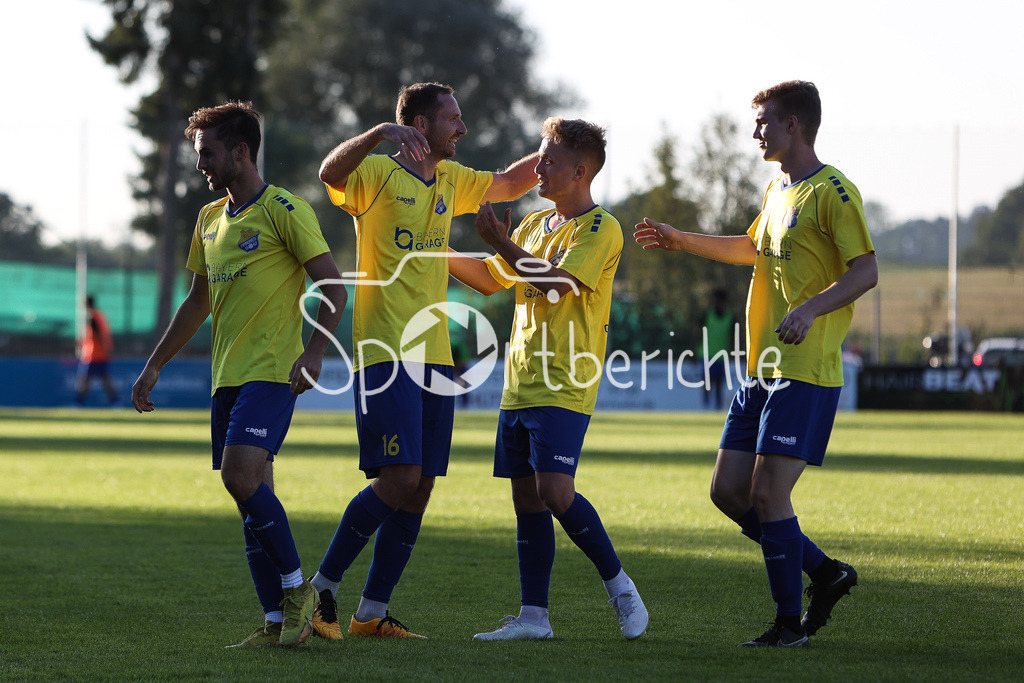 FC Pipinsried - SV Wacker Burghausen | Benedikt WIEGERT (FCP #28) jubelt nach seinem Tor zum 3-1 mit seinen Teamkollegen / Freude / Jubel / Torschuetze