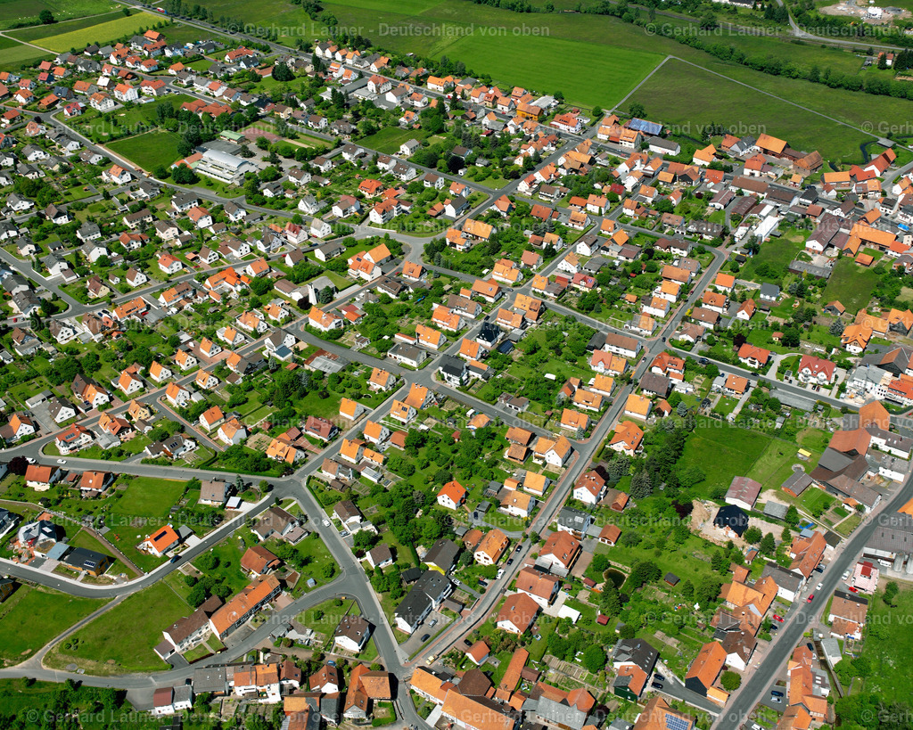 2615735 | ANGERSBACH 09.06.2006 Wohngebiet einer Einfamilienhaus- Siedlung  in Angersbach im Bundesland Hessen, Deutschland // Single-family residential area of settlement  in Angersbach in the state Hesse, Germany Foto: Gerhard Launer