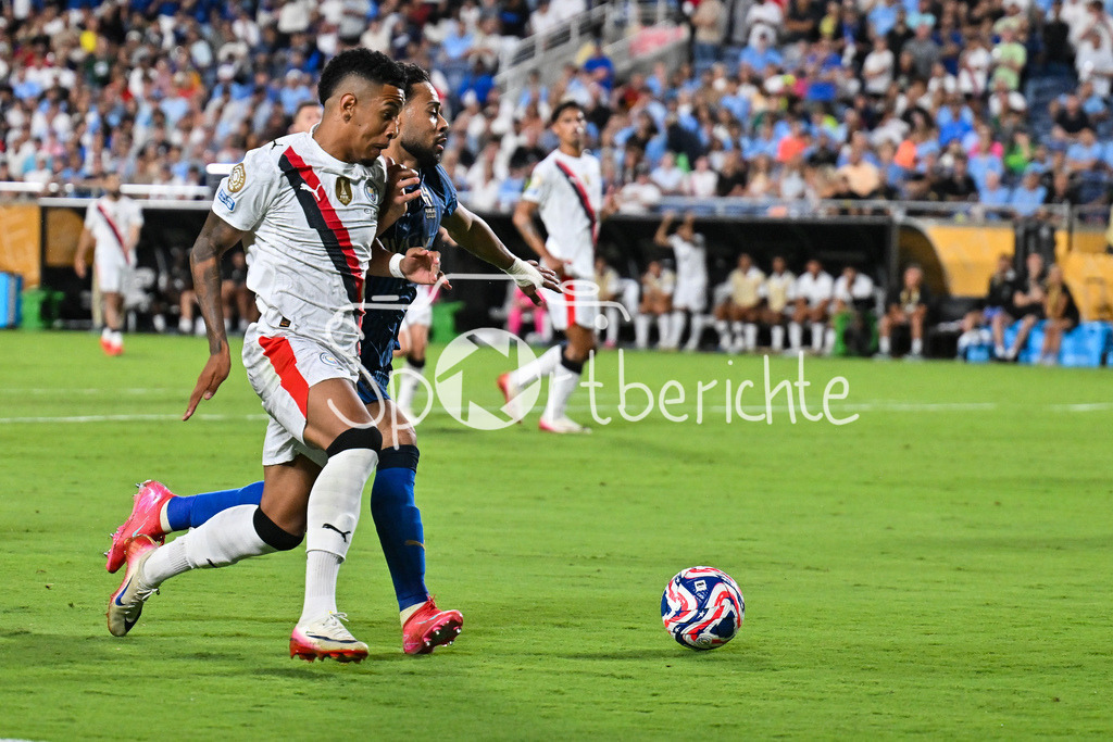 Manchester City - Al-Hilal SFC | im Duell SAVINHO (Manchester City 26) und RENAN LODI (Al-Hilal 6) / Zweikampf / FIFA Club World Cup: Manchester City - Al-Hilal SFC, Camping World Stadium am 30.06.2025 / NOT FOR SALE IN USA