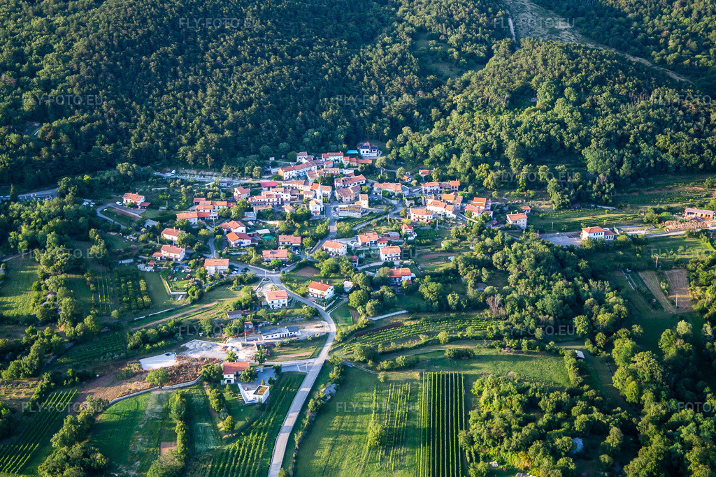 Vue aérienne: Vue de la ville à le quartier Malovše in Ajdovščina dans le département Slovénie, Slovénie. Photo: IMG_137519.jpg prise le 14/07/2023 par Werner Riehm/FLY-FOTO.eu – Résolution de l'original: 4956 x 3304 px
