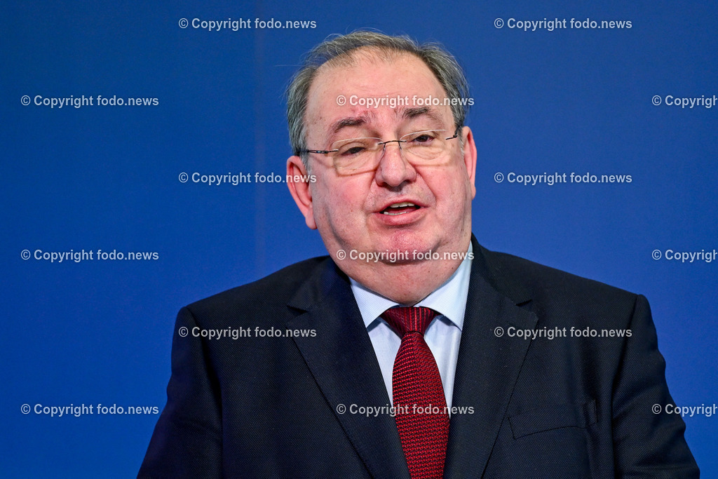 Pressekonferenz Linz AG_ Investitionen Ausblick 2024_ 19.02.2024-3 | 19.02.2024, Linz AG, AUT, Pressekonferenz Linz AG, Investitionen Ausblick 2024, im Bild Erich Haider (Generaldirektor der LINZ AG)