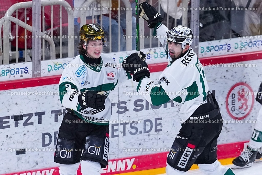 xYDRx12122501011 | 12.12.2025, xydrx, Eishockey, DEL2, Düsseldorfer EG - Bietigheim Steelers, PSD Bank Dome Düsseldorf: Torjubel nach dem Tor zum 2:0 für die Bietigheim Steelers durch Torschütze Brett Kemp (Bietigheim Steelers #9) zusammen mit Marek Racuk (Bietigheim Steelers #17) Photo: xYannisxDreimannxPressefotoKochx