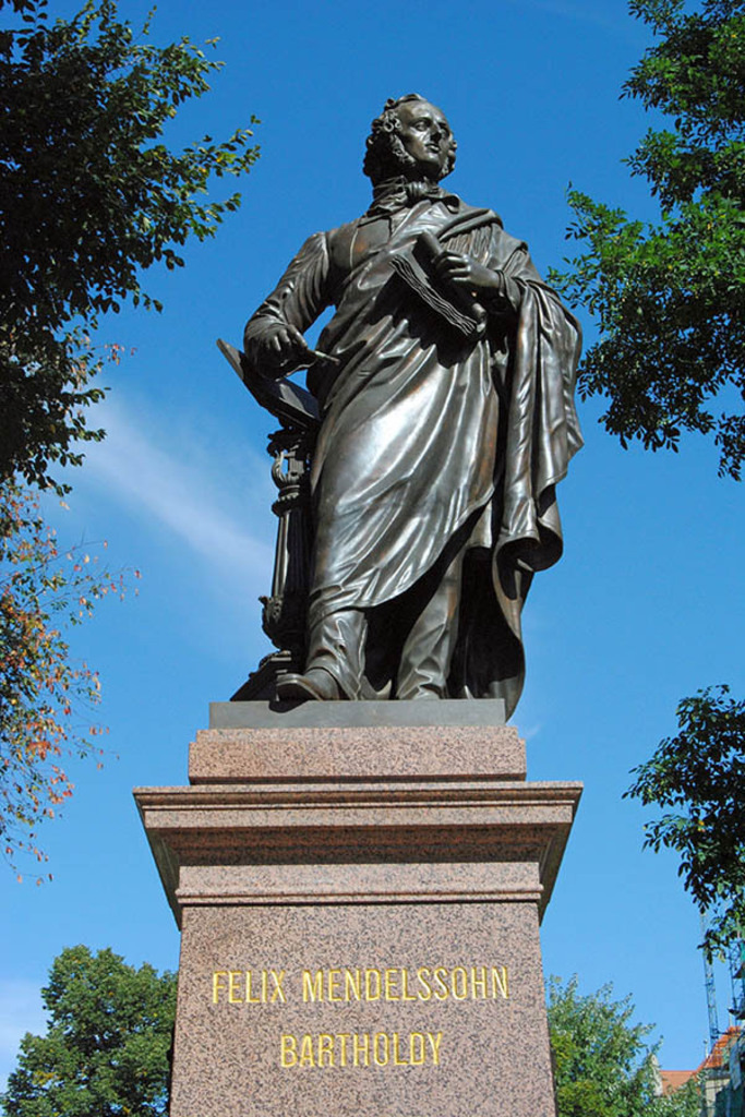 Foto: Leipzig - Mendelssohn-Denkmal | Das Team hinter BILDLEXIKON LEIPZIG bündelt historische wie aktuelle Informationen über die Stadt Leipzig in Text und Bild auf einer Plattform und stellt diese der interessierten Öffentlichkeit zur Verfügung.