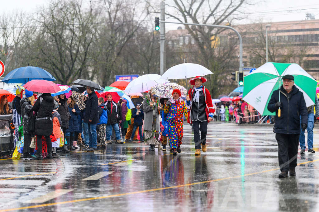 _DWA2273 | Trotz Nieselregen schlängelte sich der „Gaudiwurm“ am Sonntag durch die Nürnberger Innenstadt an tausenden Faschingsfans vorbei.  Nürnberg, 11.02.2024 - Realisiert mit Pictrs.com