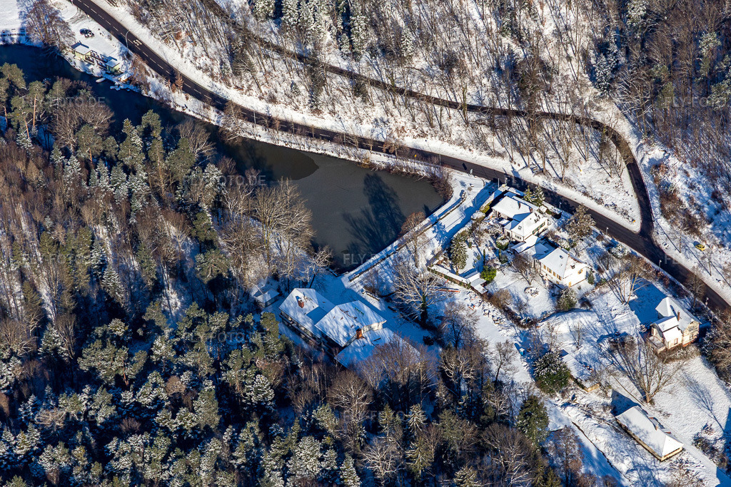 Luftbild: Winterluftbild im Schnee von Hotelpension Seeblick im Kurtal in Bad Bergzabern im Bundesland Rheinland-Pfalz in Deutschland. Foto: IMG_124395.jpg vom 11.02.2021 durch Werner Riehm/FLY-FOTO.de