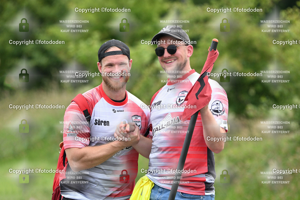 DSC_2009 | Sören Rothenburg (links) Martin Siebolds als Bahnanweiser und erstes Gratulant 