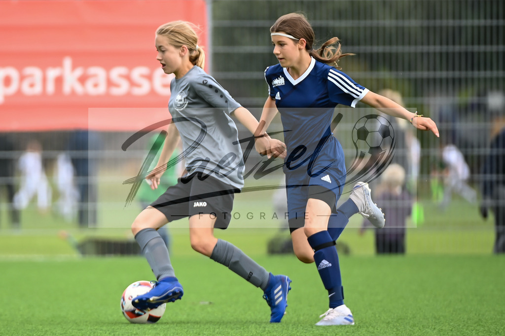 IBBGRE20200829_0018 | Fussball, C-Juniorinnen:   beim Testspiel zwischen DJK Arminia Ibbenbueren und TSG 07 Burg Gretesch im Sportzentrum Schierloh am 29.08.2020 in Ibbenbueren, Deutschland. - Realisiert mit Pictrs.com