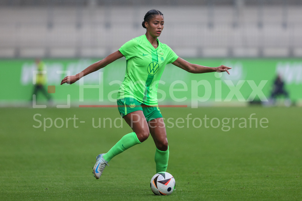 Fussball, Testspiel Frauen, VfL Wolfsburg - PSV Eindhoven | v.li.: Sveindis Jonsdottir (VfL Wolfsburg, 23) am Ball, Freisteller, Einzelbild, Ganzkörper, Aktion, Action, Spielszene