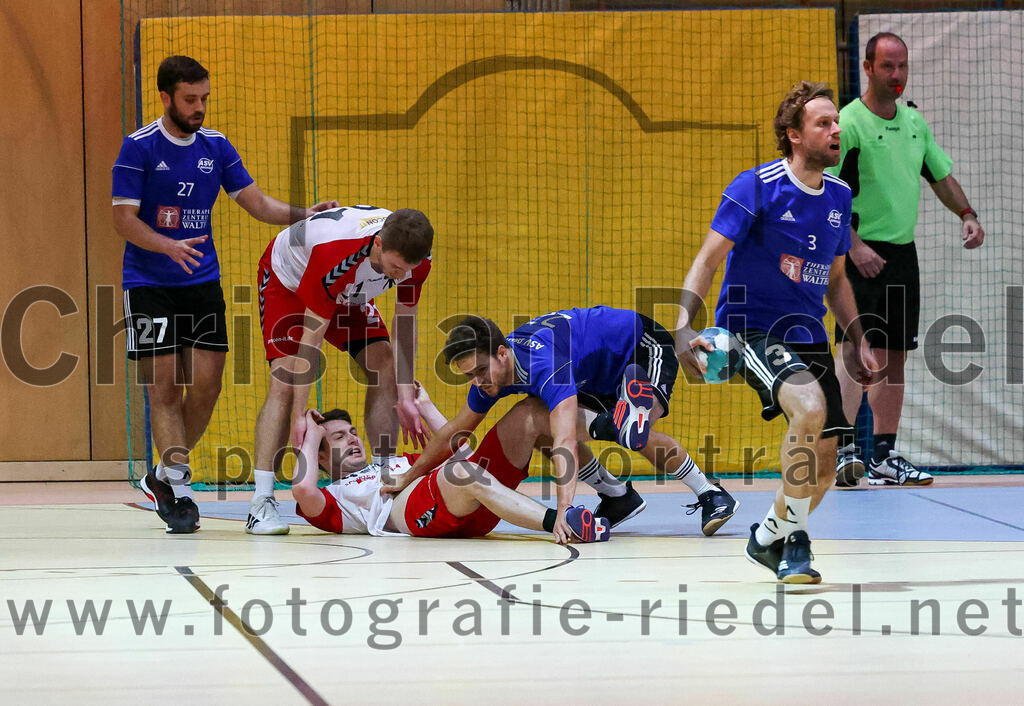 2022-10-08_049_SpVgg_Altenerding_gegen_ASV_Dachau | Erding, Deutschland, 08.10.2022:
Handball, Bezirksoberliga Männer 2022 / 2023, 4. Spieltag, SpVgg Altenerding gegen ASV Dachau, Endergebnis: 23:23

Ludwig Streller (ASV Dachau, #27), Severin Lößl (SpVgg Altenerding, #21), Quirin Huber (SpVgg Altenerding, #8), Matthias Hauß (ASV Dachau, #22), Viktor Schwalbe (ASV Dachau, #3)

Foto: Christian Riedel / fotografie-riedel.net