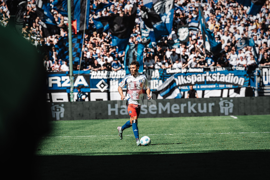 Fußball | Männer | Saison 2024/2025 | 2. Fußball-Bundesliga | 31. Spieltag | Hamburger SV vs. Karlsruher SC | 27.04.2025 | William Mikelbrencis (#2, HSV) am Ball