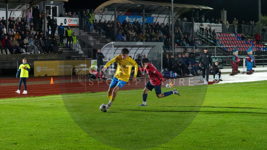 Fußball, Herren, Saison 2025/2026, Regionalliga Nordost, 12. Spieltag, FC Eilenburg vs. FSV 63 Luckenwalde, Freitag 17.10.2025, Ilburgstadion Eilenburg, | Fußball, Herren, Saison 2025/2026, Regionalliga Nordost, 12. Spieltag, FC Eilenburg vs. FSV 63 Luckenwalde, Freitag 17.10.2025, Ilburgstadion Eilenburg, Im Bild: Mike Bachmann (l. Luckenwalde) und William Kallenbach (r. Eilenburg) - Realisiert mit Pictrs.com