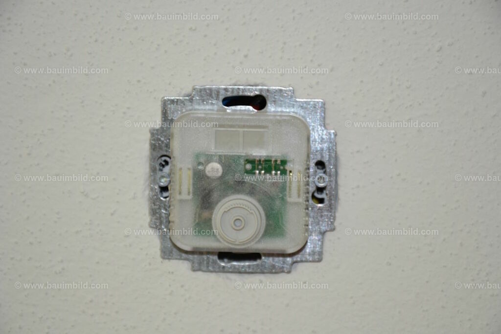 bib-lg17-elektroinstallation-0257 | Nach LV-Leistungsgruppen sortierte Detailfotos über den Bau eines Hauses. Alle Hausbau-Bilder direkt vom Urheber und Autor der Website Haus-Selber-Bauen.com