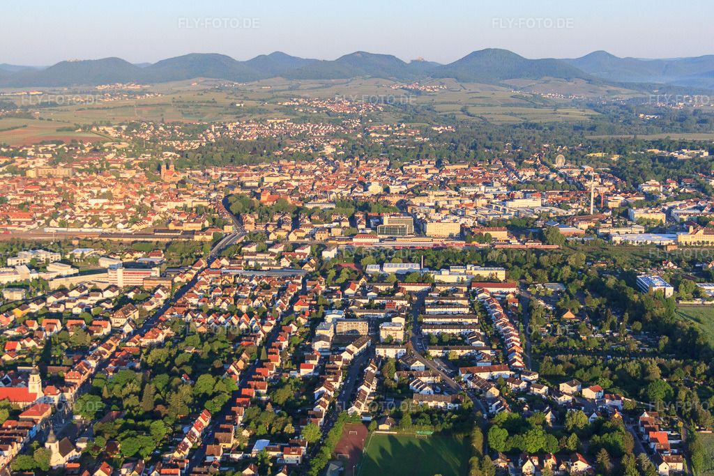 Luftbild: Ortsansicht von Osten im Ortsteil Queichheim in Landau im Bundesland Rheinland-Pfalz in Deutschland. Foto: IMG_64578.jpg vom 04.05.2014 durch Werner Riehm/FLY-FOTO.deAuflösung des Originals: 4752 x 3168 px