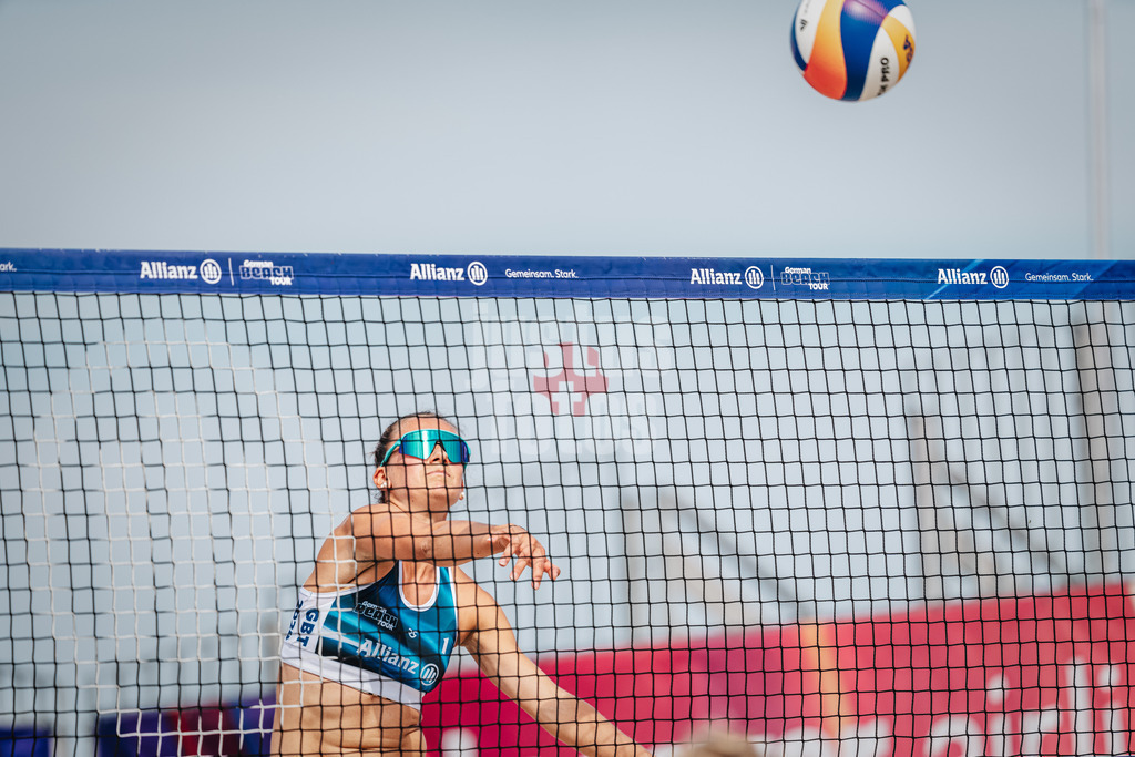 Beachvolleyball | Frauen | Allianz German Beach Tour 2024 | Tourstop Kühlungsborn 2 | 15.08.2024 | Sophie Sarnighausen beim Angriff