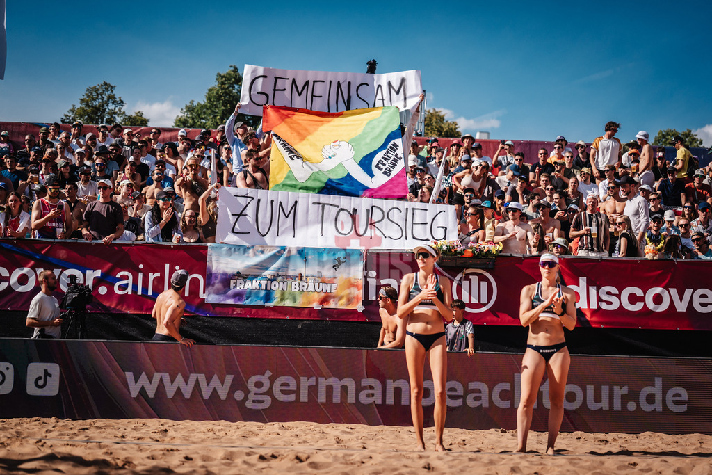 Beachvolleyball | Frauen | Allianz German Beach Tour 2025 | Tourstop München | 12.07.2025 | Eine Choreo der Fangruppe Fraktion Bräune, Gemeinsam zum Toursieg