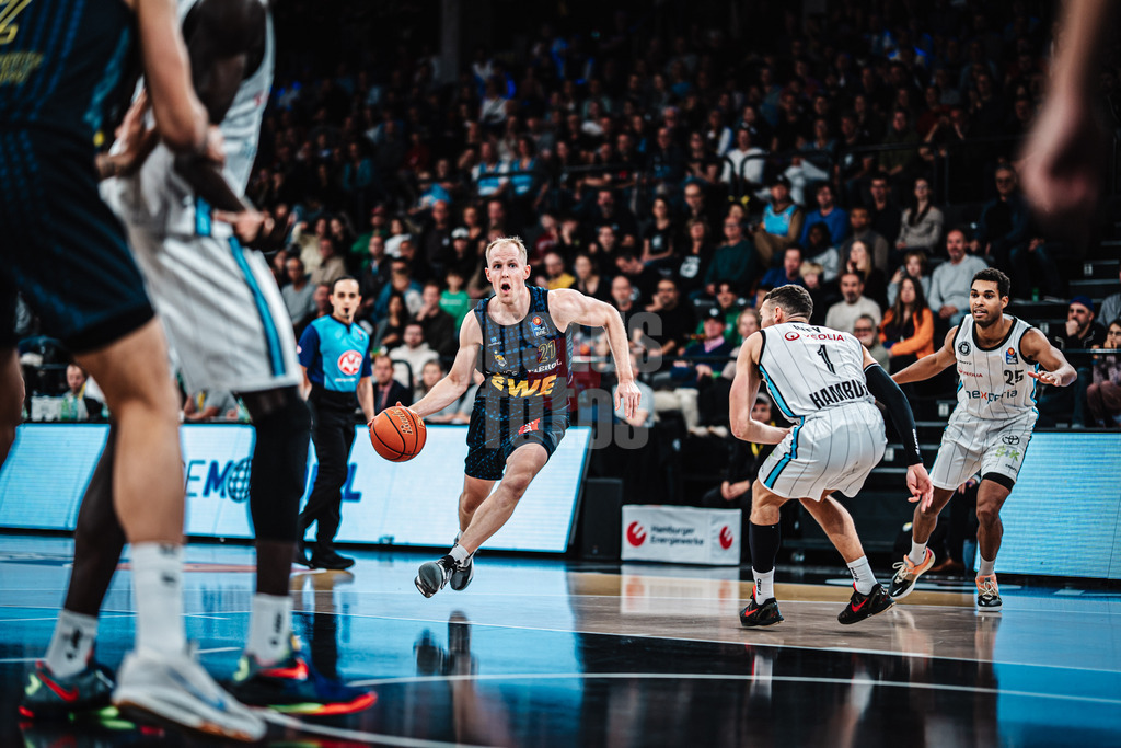 Basketball | Männer | Saison 2024/2025 | easyCredit Basketball Bundesliga | 4. Spieltag | Veolia Towers Hamburg vs. EWE Baskets Oldenburg | 06.10.2024 | Seth Hinrichs (#21, EWE Baskets Oldenburg)