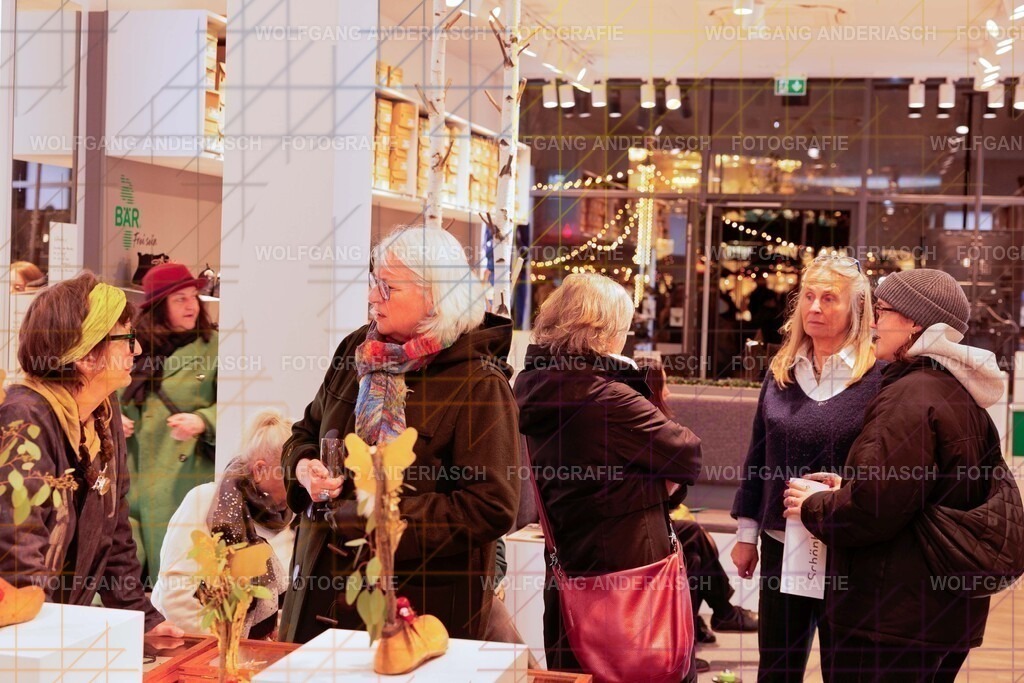 20251130-104717_Schmuck_R3A_0086_wa | Eine besondere Vernissage mitten im Flagship-Store von BÄR Schuhe in Frankfurt: Schmuck trifft auf orthopädische Schuhkunst, Design auf Wohlgefühl. Zwischen funkelnden Details und anatomischer Präzision entstand ein Abend voller Stil, Inspiration und echter Handwerksqualität. Ein herzliches Dankeschön an Alexandra Feirer für die großartige Gastfreundschaft und diesen stimmungsvollen Rahmen. - Realisiert mit Pictrs.com