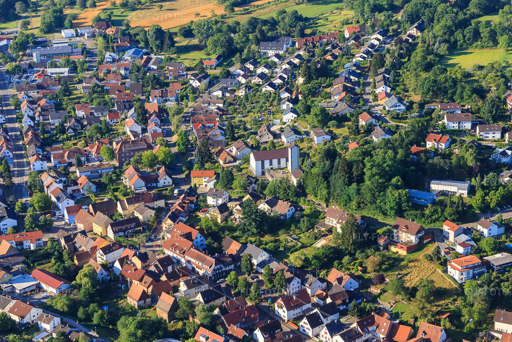 Luftbild: katholischen Kirchengemeinde St. Thomas im Ortsteil Grünwettersbach in Karlsruhe im Bundesland Baden-Württemberg in Deutschland. Foto: IMG_083944.jpg vom 26.07.2015 durch Werner Riehm/FLY-FOTO.deWWW.KATH-DURLACH-BERGDOERFER.DE