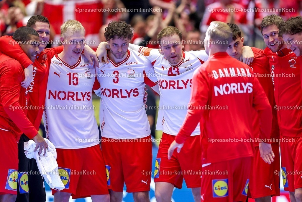 EHF22012603131 | 22.01.2026, Handball, Men's EHF EURO 2026, Frankreich - Dänemark, Jyske Bank Boxen in Herning, Dänemark, Main Round: Abschlussjubel nach dem Sieg Dänemarks gegen Frankreich.  Magnus Saugstrup Jensen (Denmark #15)  Niclas Vest Kirkelokke (Denmark #03)  Simon Bogetoft Pytlick (Denmark #43)