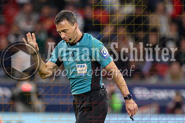 Bayer 04 Leverkusen vs Borussia Mönchengladbach - Bundesliga  | Leverkusen, Deutschland, 21.09.25:   Schiedsrichter Felix Zwayer gestikuliert, Gestik waehrend des Spiels der Bundesliga zwischen  Bayer 04 Leverkusen vs Borussia Mönchengladbach in der BayArena(Foto von Brauer-Fotoagentur / Adrian Schlueter)