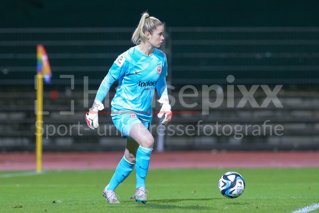Fussball, Google Pixel Frauen-Bundesliga, SV Werder Bremen - Eintracht Frankfurt | v.li.: Stina Johannes (Torhüterin, Torwart, Eintracht Frankfurt, 1) am Ball, Freisteller, Einzelbild, Ganzkörper, Aktion, Action, Spielszene, DIE DFB-RICHTLINIEN UNTERSAGEN JEGLICHE NUTZUNG VON FOTOS ALS SEQUENZBILDER UND/ODER VIDEOÄHNLICHE FOTOSTRECKEN. DFB REGULATIONS PROHIBIT ANY USE OF PHOTOGRAPHS AS IMAGE SEQUENCES AND/OR QUASI-VIDEO.