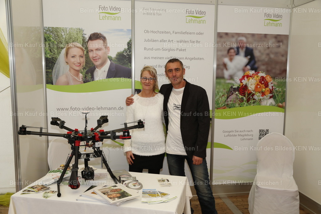65_MG_7237 | Gemeinsam für einen Traum---Über viele Jahre gehörten Hochzeitsmessen fest zu meinem Berufsleben. Dieses Foto zeigt meinen Messestand auf der Hochzeitsmesse in Gommern. Zahlreiche Brautpaare informierten sich dort über meine Foto- und Filmangebote und planten mit viel Vorfreude ihren großen Tag.---  Meine Frau stand mir immer fest zur Seite und war ein wichtiger Teil unseres gemeinsamen Auftritts. Danke Dir dafür, Mausi - Realisiert mit Pictrs.com