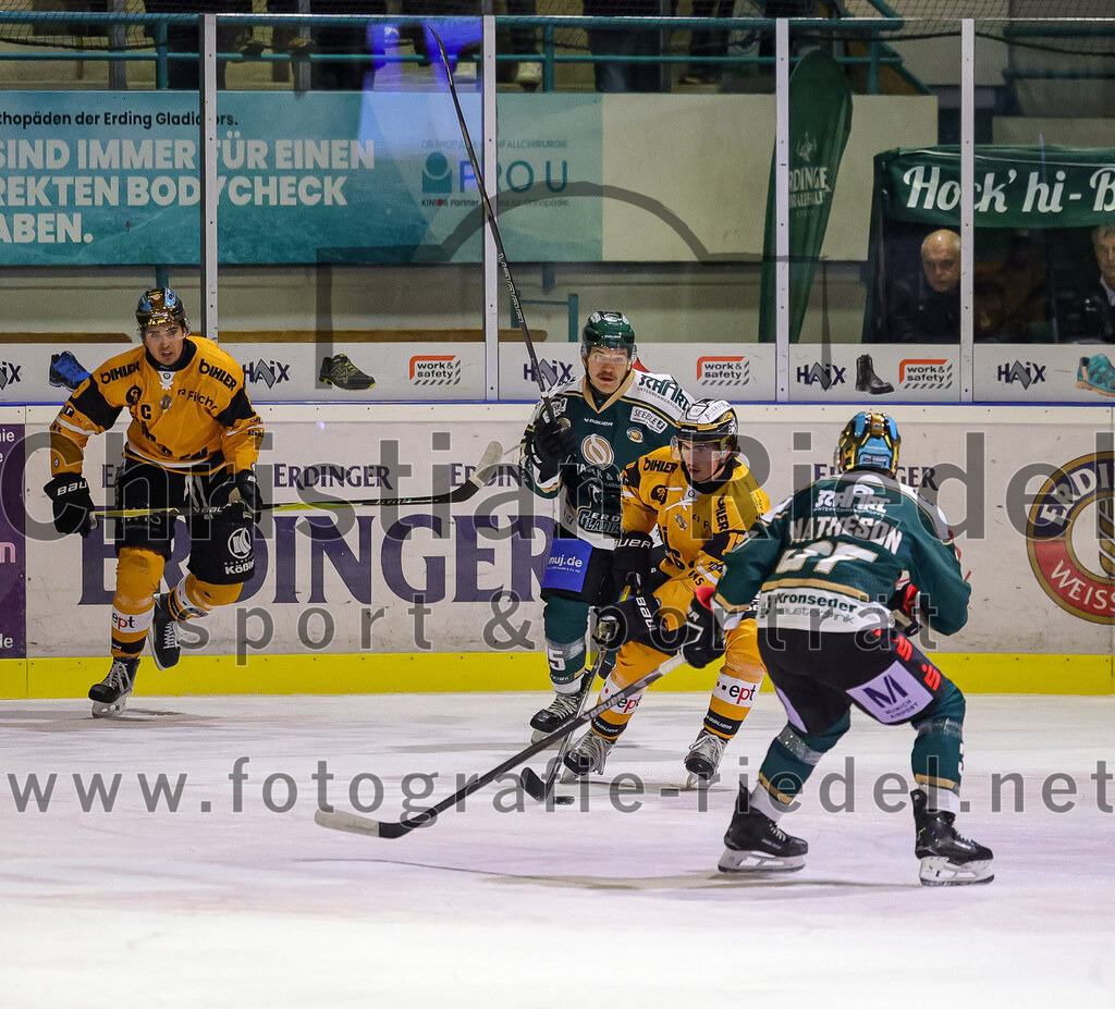 2025-11-02_074_TSV_Erding_gegen_EV_Fuessen | Erding, Deutschland, 02.11.2025:Eishockey, Oberliga Süd 2025 / 2026, 15. Spieltag, TSV Erding gegen EV Füssen, Endergebnis: 2:6Elias Maier (Erding Gladiators, #15), Thomas Matheson (Erding Gladiators, #37)Foto: Christian Riedel / fotografie-riedel.net