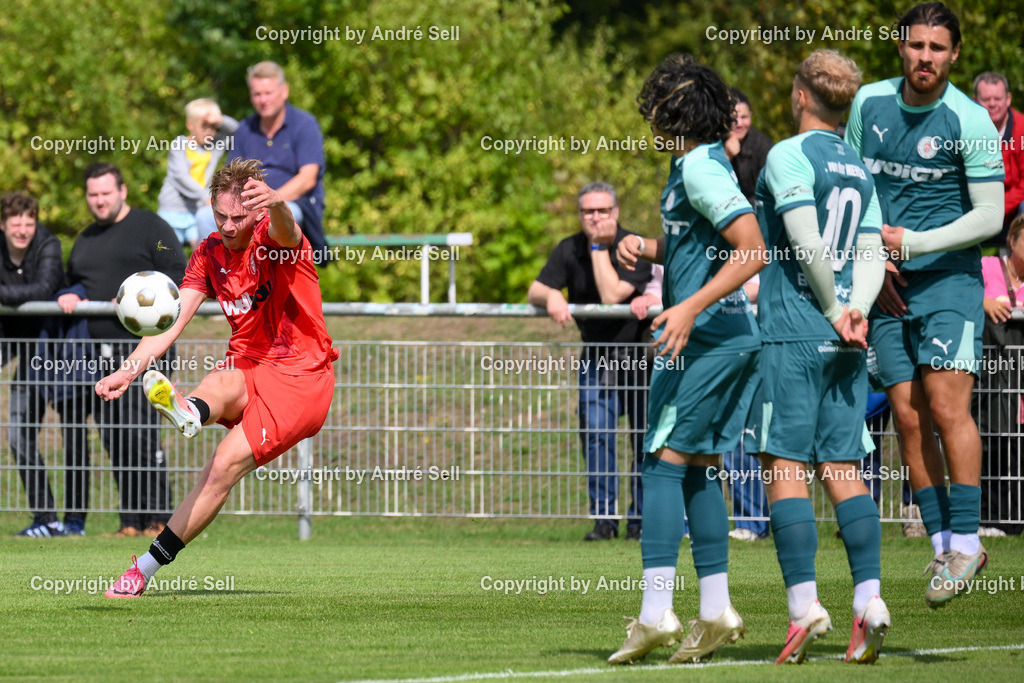 PSV Neumünster vs FC KIlia Kiel | Ayoub Assameur (PSV #8) &amp; Youri von der Mehden (PSV #10) &amp; Siyabend Salih Ramo (PSV #33) vs Marcel Freund (Kilia #26 Schuss geht am Tor vorbei) / Fußball-Oberliga Männer 2026/2027 / PSV Neumünster vs FC KIlia Kiel / PSV Stadion Platz A / Neumünster / 29.08.26 - Realisiert mit Pictrs.com