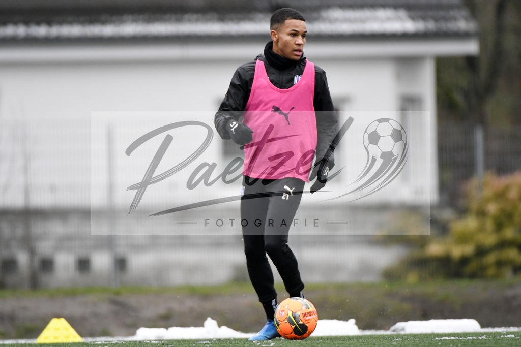 20200226_TRAOSN_0059 | Fussball, Herren: Felix Agu (VfL Osnabrueck) in Aktion, am Ball, Einzelaktion waehrend der Trainingseinheit des VfL Osnabrueck im Sportpark Illoshoehe am 26.02.2020 in Osnabrueck, Deutschland. - Realisiert mit Pictrs.com