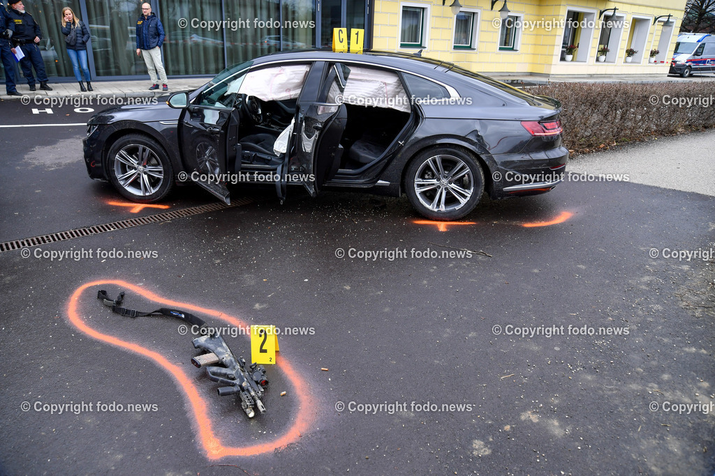 Polizeieinsatz Mordversuch_ Polizei_ Leonding_ 09.01.2023-27 | 09.01.2023, Polizeieinsatz Leonding, AUT, im Bild, Polizeieinsatz Mordversuch, Polizei, Fahndung, Tatort, Kremstalerhof, Unfallfahrzeug zwei, Ort der Festnahme, Spurensicherung, Sturmgewehr