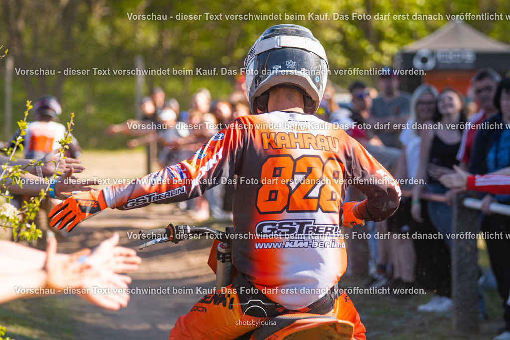 20260501_MCWriezen-4221 | Sportfotografin aus Berlin-Brandenburg mit Fokus auf Motocross. Ich halte deine sportliche Leistung und echte Emotionen auf und neben der Strecke professionell fest. Entdecke die Fotos von deinem Rennen und bestelle sie direkt hier im Shop.