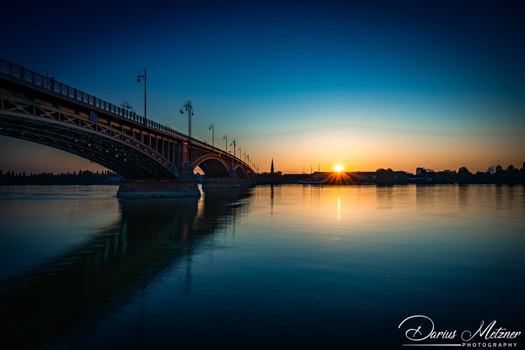 Theodor-Heuss-Brücke in Mainz | Die Theodor-Heuss-Brücke verbindet über den Rhein die Landeshauptstadt Mainz mit dem Ortsbezirk Mainz-Kastel von Wiesbaden. 