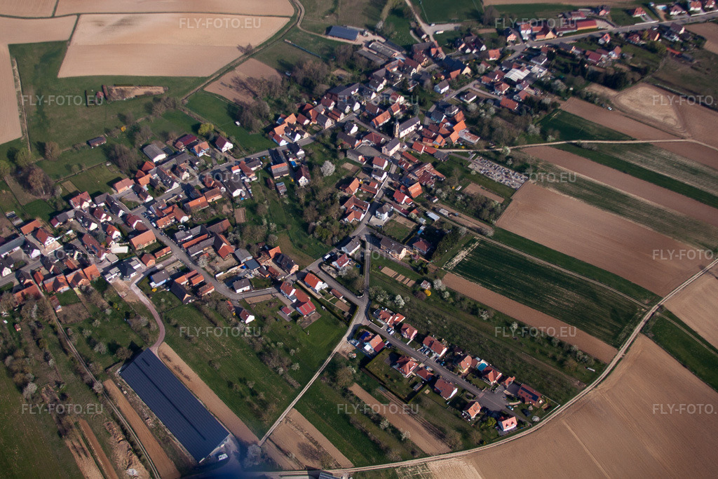 Vue aérienne: Vue de la ville à Siegen dans le département Bas Rhin, France. Photo: IMG_63822.jpg prise le 30/03/2014 par Werner Riehm/FLY-FOTO.euRésolution de l'original: 4752 x 3168 px