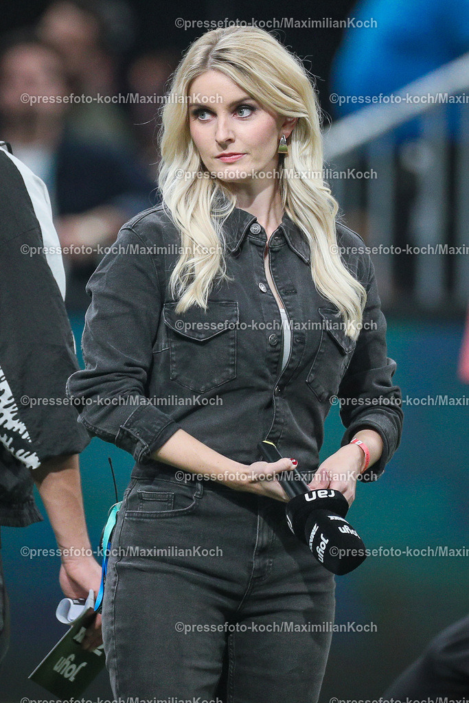 DueBL08042401029 | 08.04.2024, Düsseldorf, Fußball, Baller League, PSD Bank Dome, Final Four, Halbfinale Streets United - Eintracht Spandau:  ran-Moderatorin Lisa Hofmann