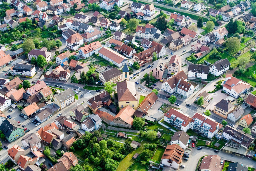 Luftbild: Langensteinbach Zentrum im Ortsteil Langensteinbach in Karlsbad im Bundesland Baden-Württemberg in Deutschland. Foto: IMG_1979.jpg vom 14.05.2006 durch Werner Riehm/FLY-FOTO.de